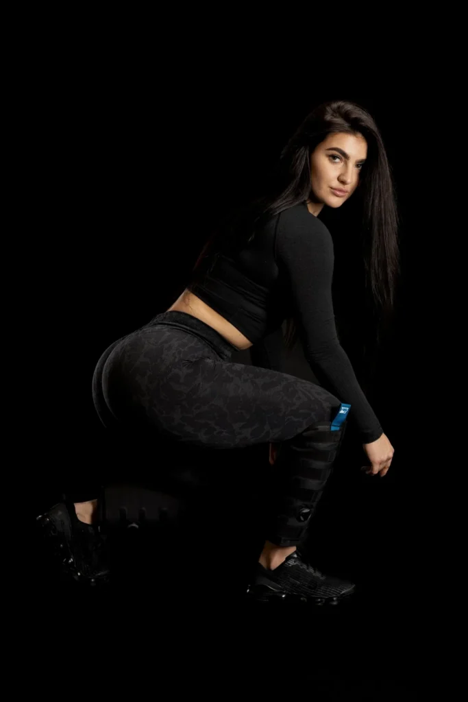 Fitness modelka v podrepe s chladiacou bandážou Everice ORSO na nohe, štúdiový portrét