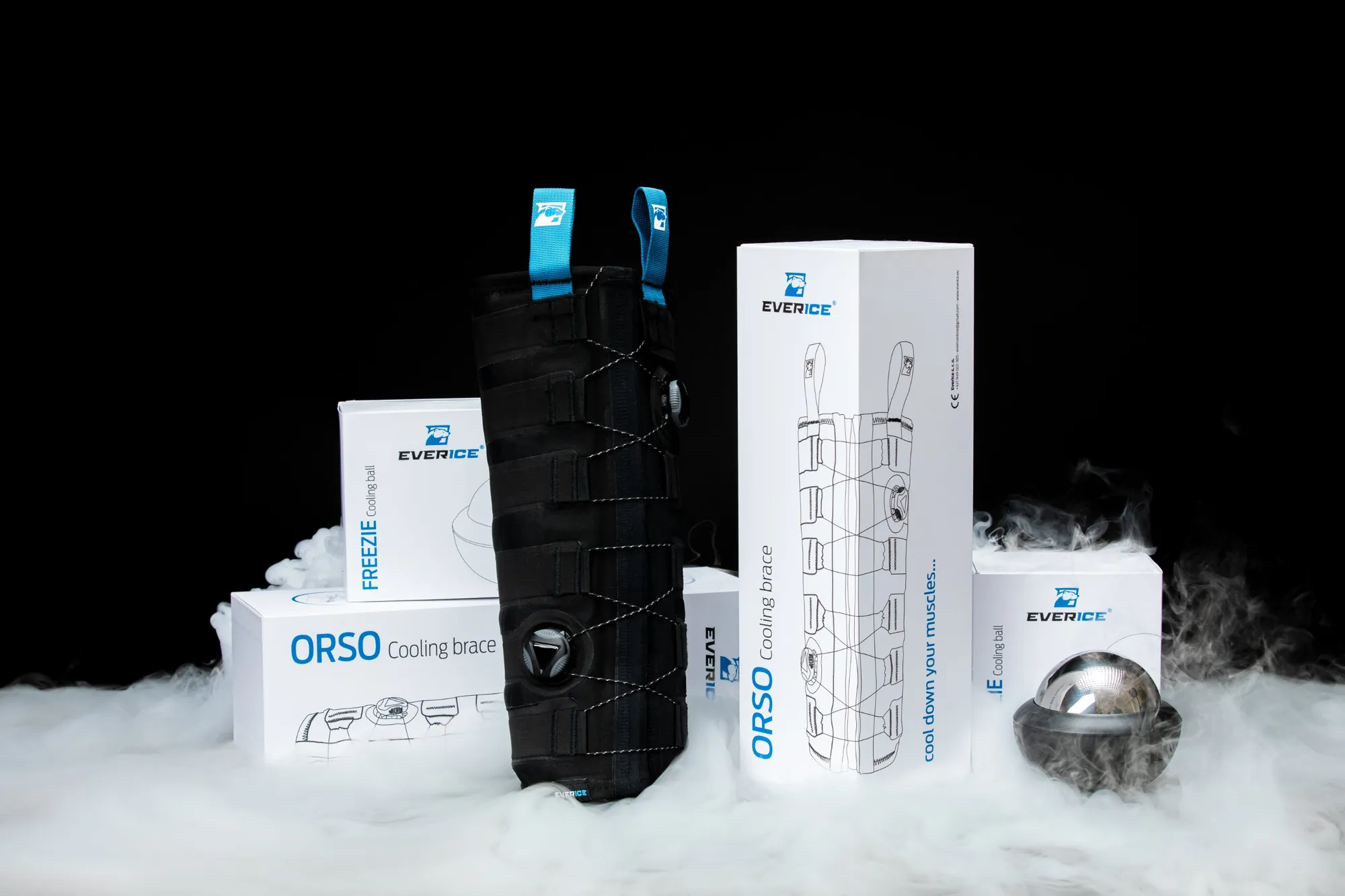 Produkty Everice ORSO a FREEZIE na čiernom pozadí v dyme zo suchého ľadu